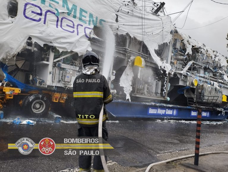 Caminhão bate em poste, pega fogo e deixa moradores de Taubaté sem luz