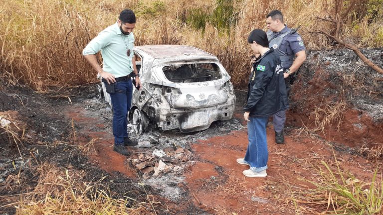Homem é encontrado carbonizado em porta-mala de carro incendiado