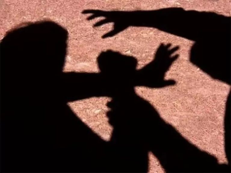 Adolescente é agredida na frente do pai enquanto populares intervêm