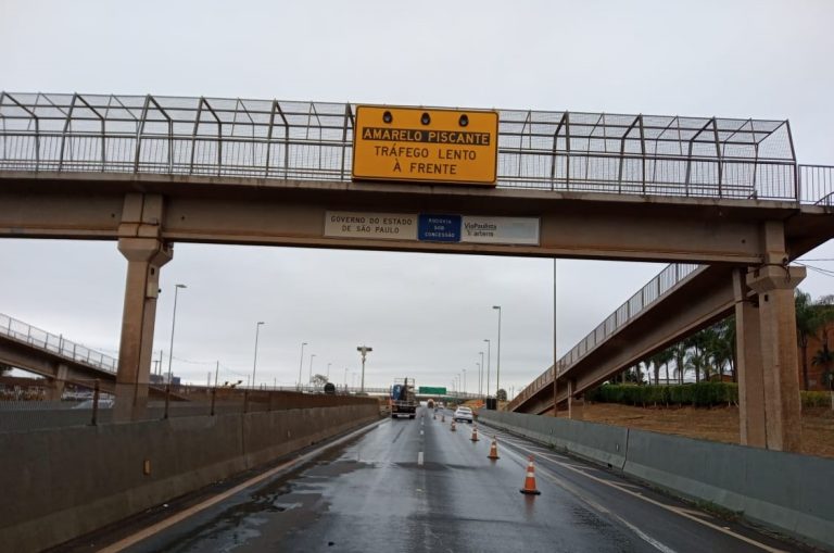Luminoso de alerta na Anhanguera em Ribeirão Preto indica tráfego lento e ajuda a evitar colisões