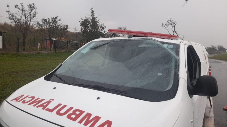 Ambulância capota e motorista fica ferido na rodovia Anhanguera