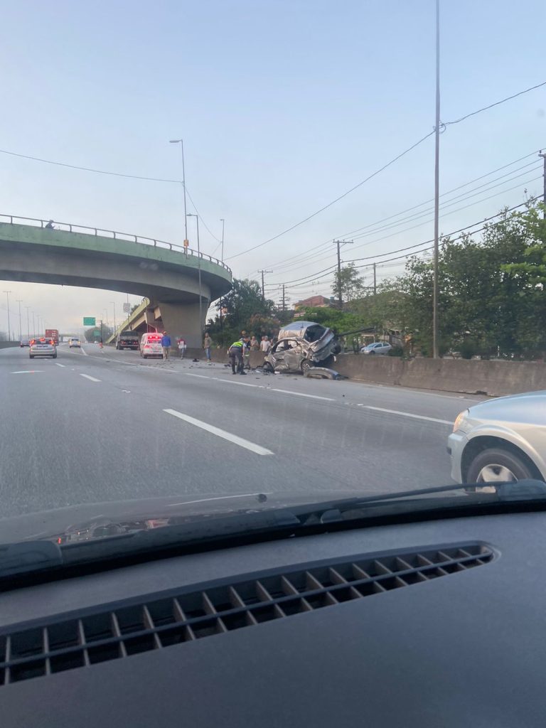 Motorista morre após cair com carro em viaduto de Guarujá