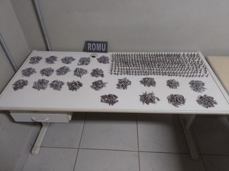 A polícia localizou mais de mil pinos de cocaína com o suspeito que foi detido após uma perseguição policial