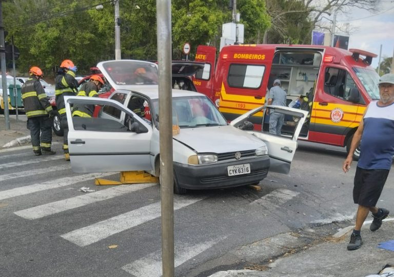 Casal de idosos fica ferido após acidente na Avenida dos Astronautas em São José