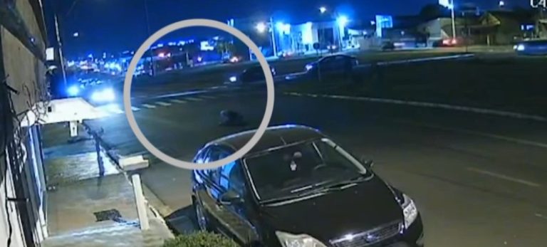 Polícia procura motorista que atropelou jovem em faixa de pedestre