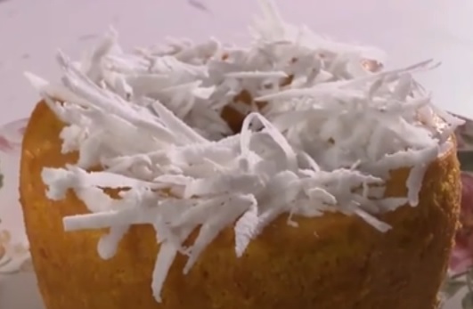 Bolo de abóbora recheado de doce de abóbora e creme de coco: aprenda em 5 minutos