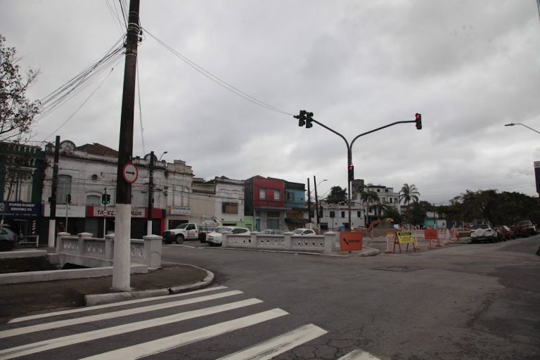 Santos implanta novos pontilhões no canal da Campos Sales