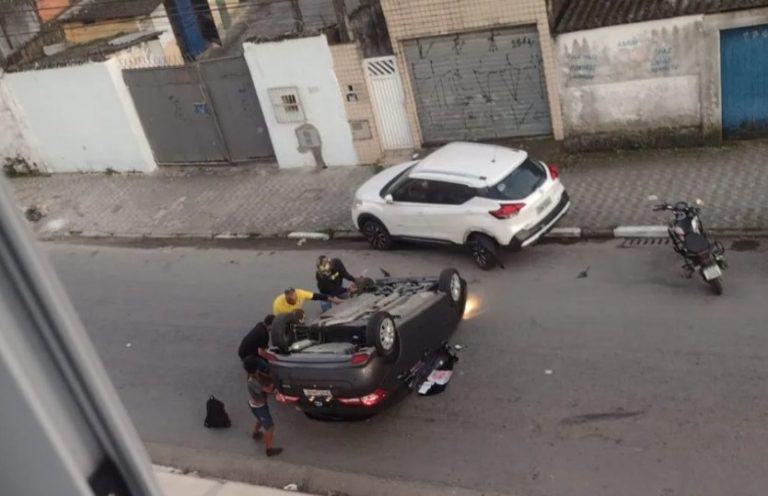 Carro capota no Litoral e duas mulheres ficam feridas