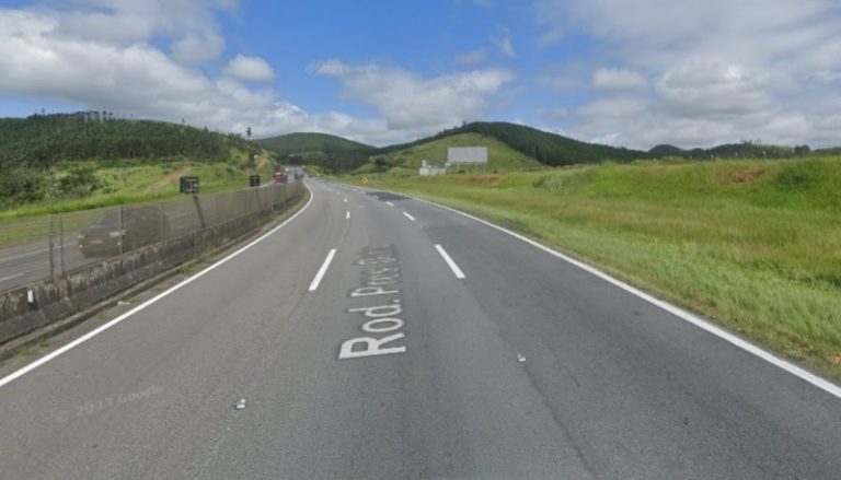 Carreta tomba, deixa duas pessoas feridas e via Dutra é totalmente interditada neste sábado