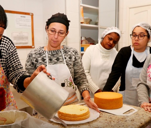 Vagas abertas para cursos gratuitos de beleza, serviços e culinária no EducaMais, de Jacareí
