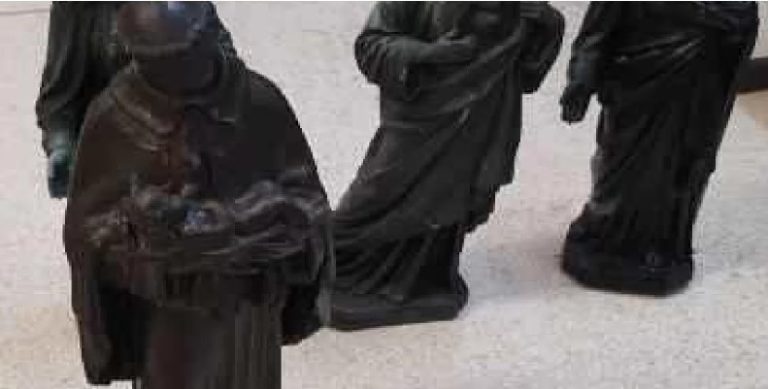 Homem é preso por furtar estatuetas de cemitério de Santos