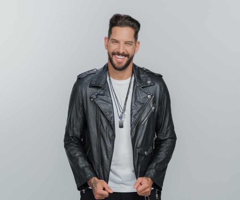 Felipe Pezzoni celebra 10 anos à frente da Banda Eva no RP Folia.