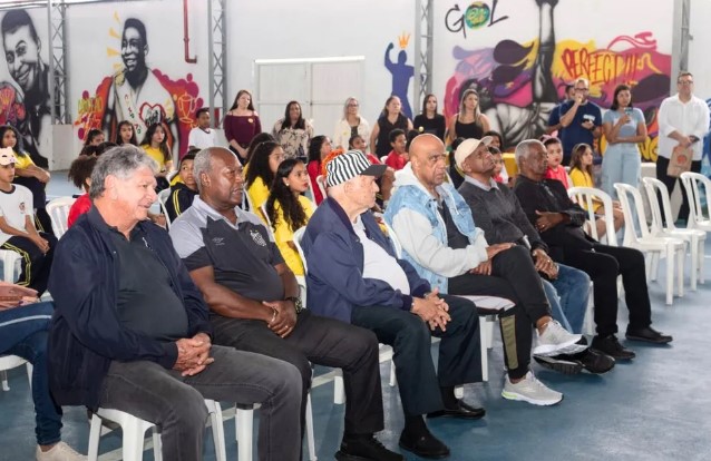Ídolos do Santos FC visitam escola que homenageia Pelé em São Vicente