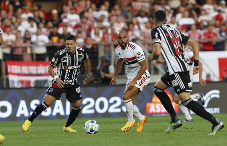 Lucas Moura volta ao São Paulo, mas Atlético Mineiro vence no Morumbi