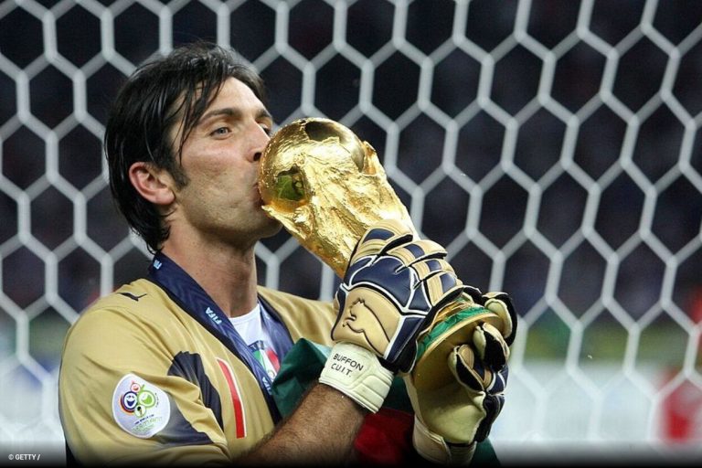 Representante de uma lendária geração de jogadores, goleiro Buffon se aposenta aos 45 anos