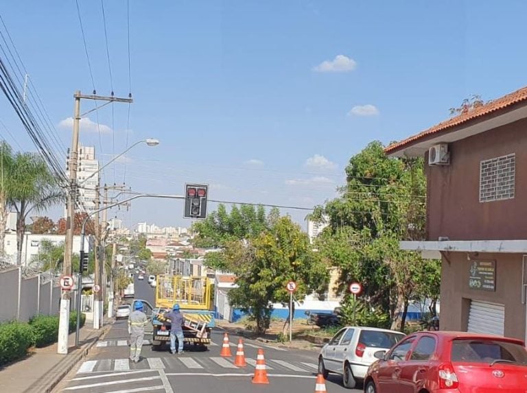 Instalação de novo semáforo na zona oeste de Ribeirão