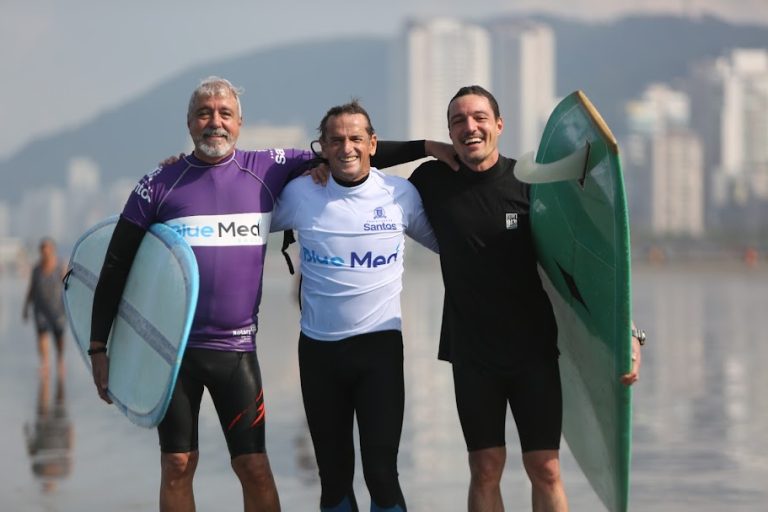 Pai e filho são unidos pelo amor ao surf