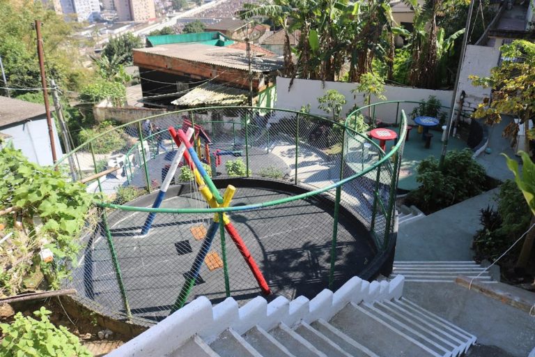 Praça de morro em Santos ganha novas áreas de lazer e conveniência