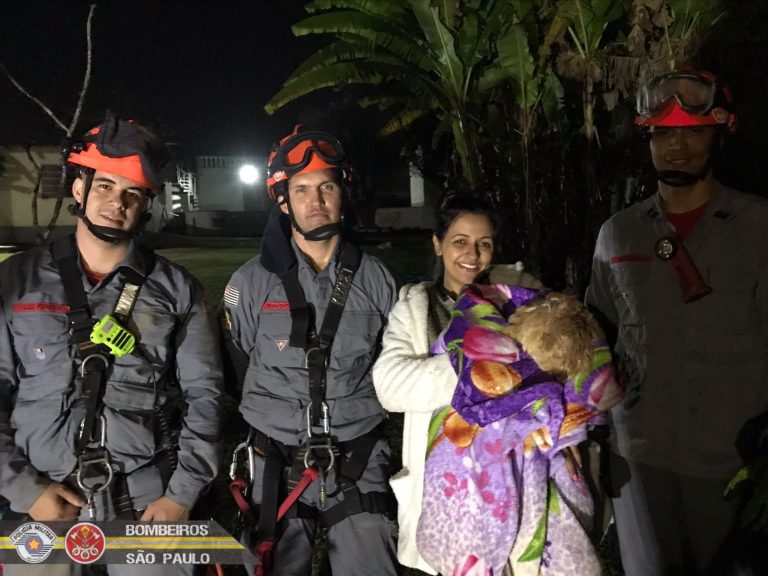 Cachorro cai em poço de 15 metros e é resgatado pelo Corpo de Bombeiros em São José