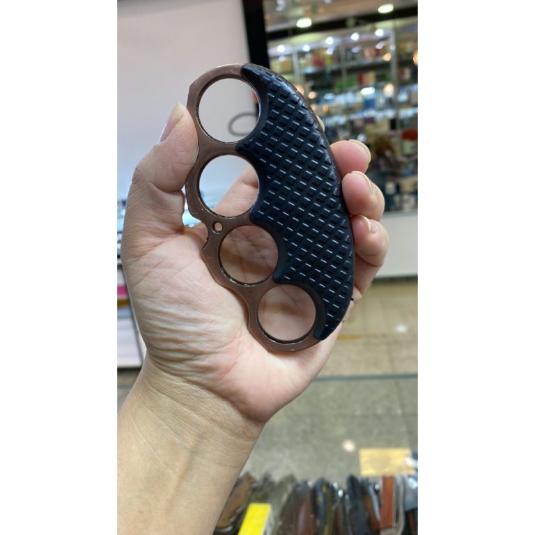 Adolescente agride a outra com soco inglês