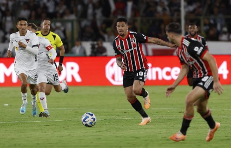 São Paulo vive apagão e perde da LDU, mas gol de Lucas dá esperança na Sul-Americana