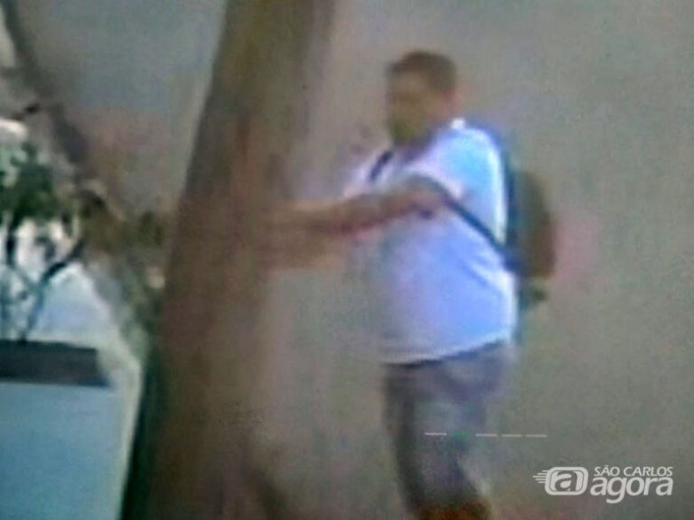 Mulher flagra ladrão dentro da própria residência e é brutalmente espancada