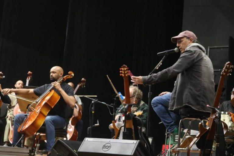 Zeca Baleiro e Sinfônica de Santos prometem levar melodia na Praça Mauá