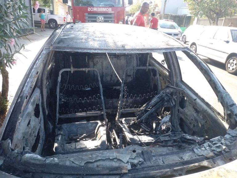 Veículo Fiat Palio pega fogo em Birigui