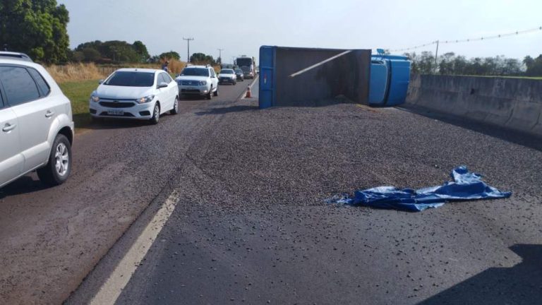 Caminhão basculante carregado com pedras tomba na SP-463 em Araçatuba