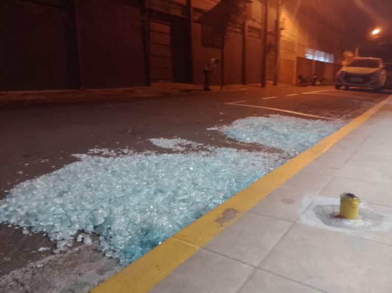 Vendaval causa danos à vidraça de cafeteria em Araçatuba