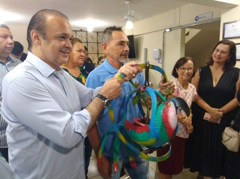 Secretário de Estado de Turismo ganha artesanato de artista Araçatubense