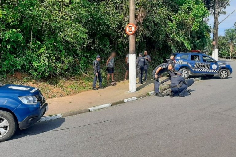 Dupla é detida trafegando com moto adulterada em São Vicente