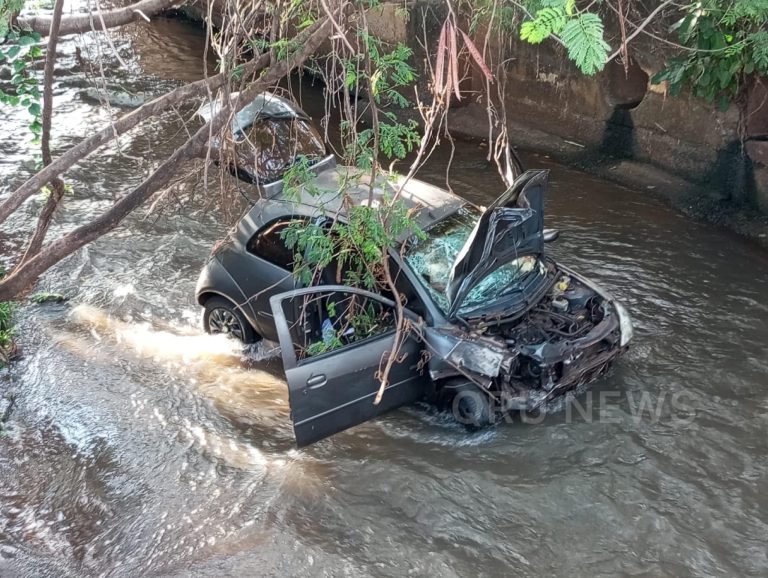 Motorista perde o controle da direção do veículo, cai em córrego e carro é abandonado em Ribeirão