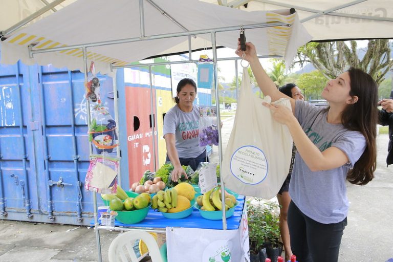 Resíduos viram ‘moeda de troca’ por alimentos e eco moedas no Guarujá