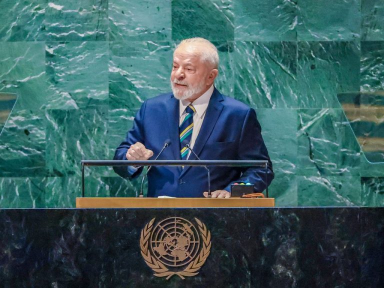 Lula deixa assinado decreto que reajusta salário mínimo para R$ 1.412