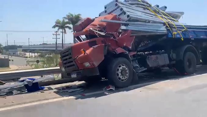 Acidente entre caminhões deixa uma vítima ferida em Campinas
