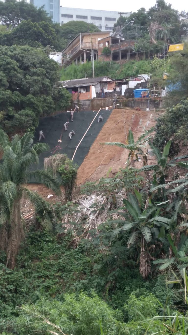 Encosta de morro de Santos passa por obras de estabilização