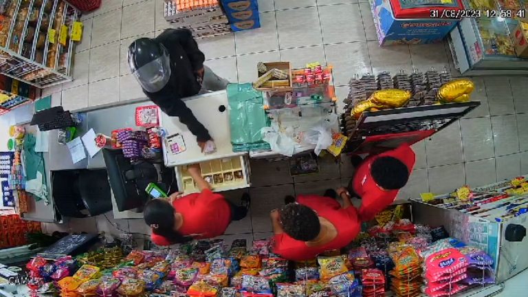 Bandido armado invade mercado e rende funcionários em Hortolândia