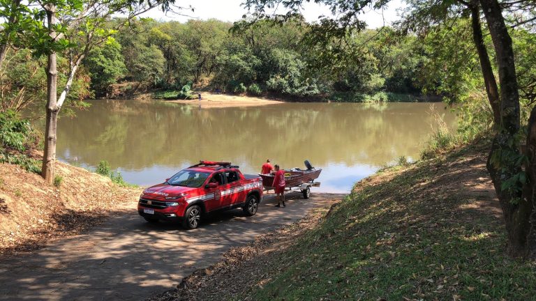 Bombeiros fazem buscas para procurar jovem que pulou no Rio Piracicaba durante fuga da polícia