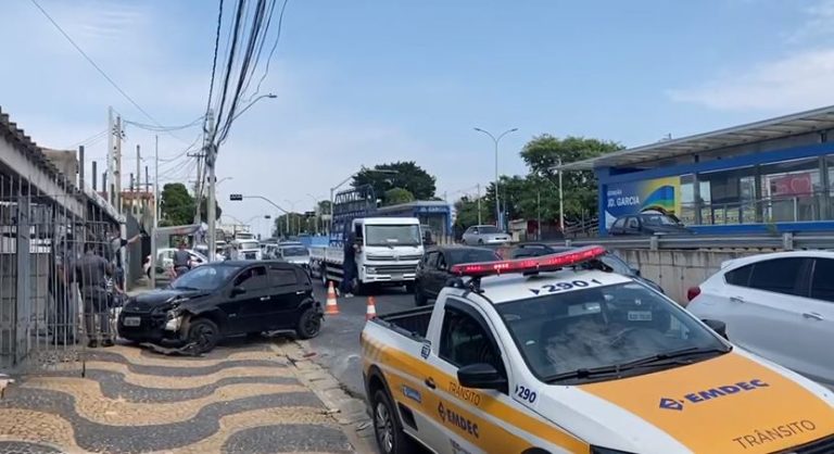 Caminhão desgovenado atinge veículos e deixa motociclista ferido