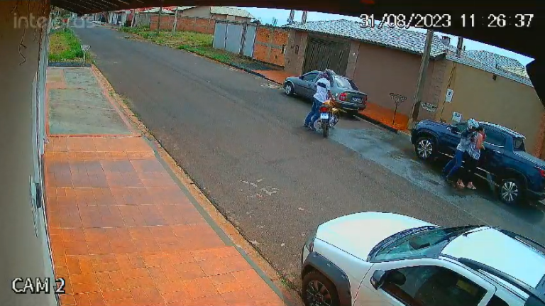 Vídeo flagra o momento em que mulher é rendida por criminosos enquanto lavava veículo