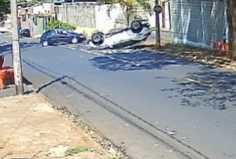 Vídeo flagra o momento em que carro com três crianças capota em Ribeirão