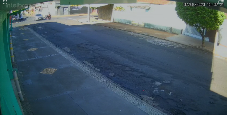 Vídeo registra o momento em que moto é violentamente atingida por carro em cruzamento de RP