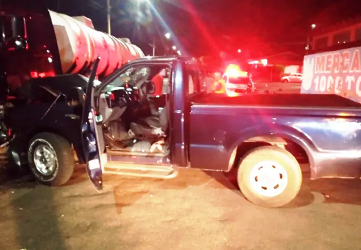 Muy Amigo: Rapaz compra caminhonete, empresta pro amigo testar e ele destrói batendo num caminhão