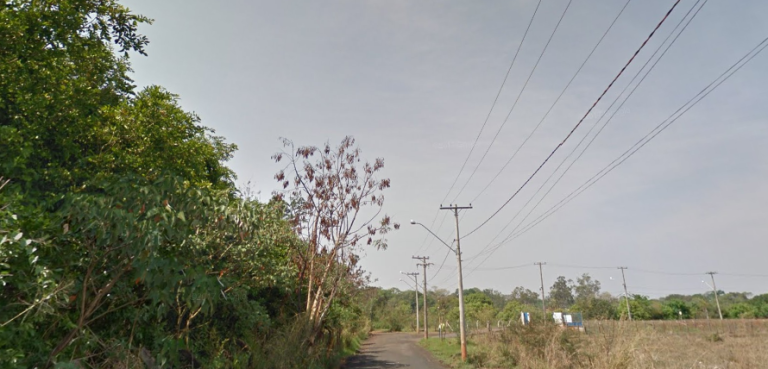 Por grande quantidade de entulho despejado em área do Jardim Palmeiras, idosos alugam máquinas para retirada do lixo