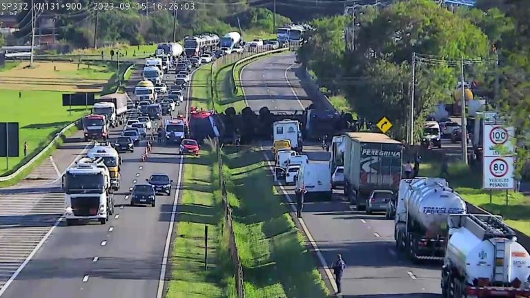Carreta tomba e interdita rodovia Zeferino Vaz em Paulínia