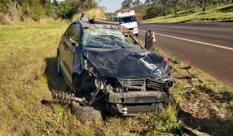 Ao dar rolê com carro de freguês, funcionário de lava-jato provoca acidente