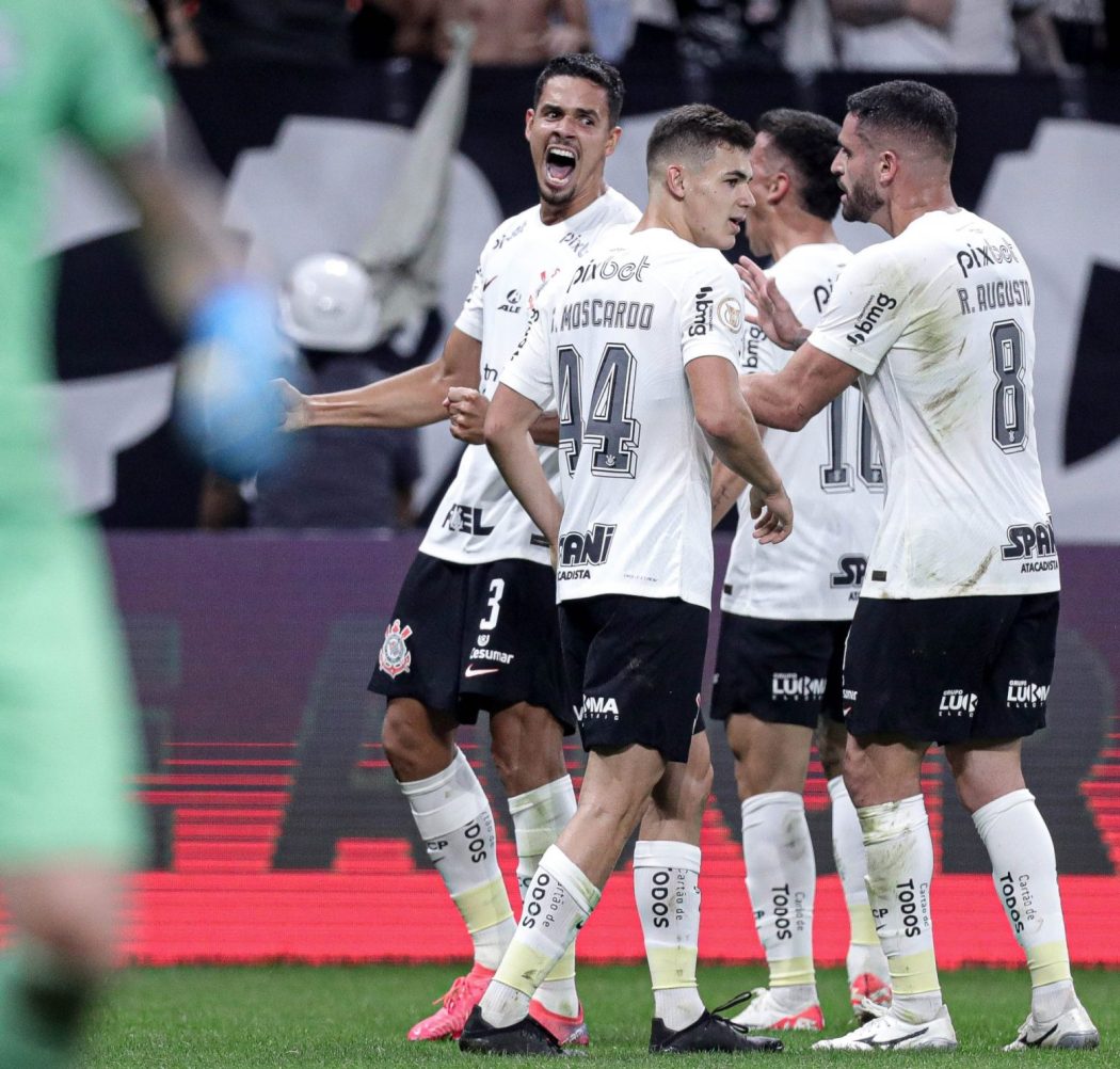 Corinthians e Grêmio empatam em jogo eletrizante de oito gols