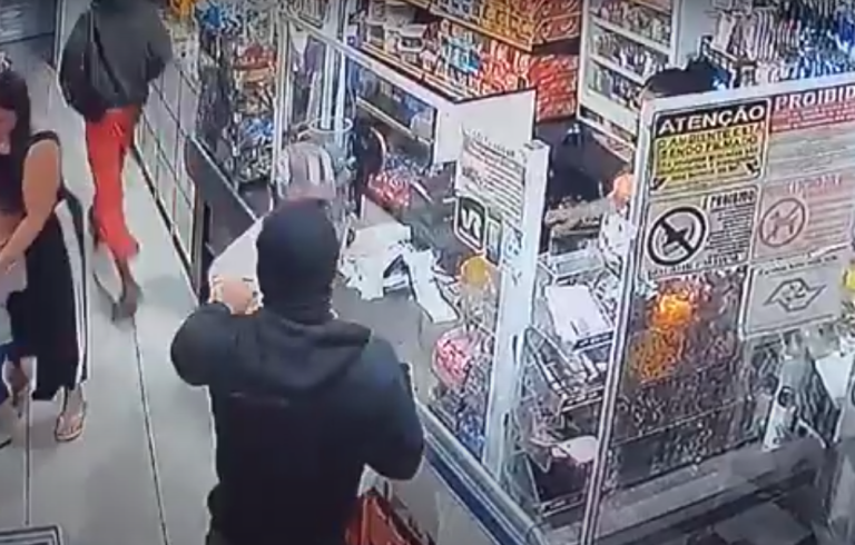 Vídeo. Criminosos assaltam loja com submetralhadora