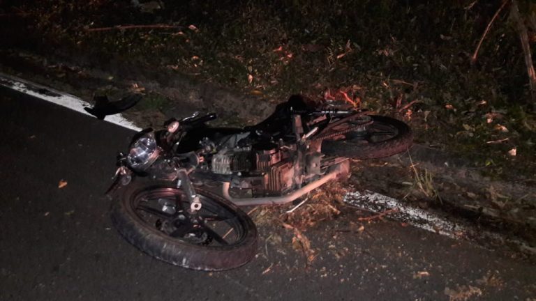 Dois jovens morrem após moto bater em poste em rodovia de Valinhos